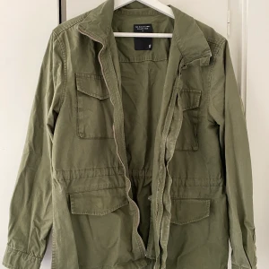 Militärgrön jacka - En fin och bekväm jacka, lagom tunn nu till våren våren! Storlek M, mottagaren betalar frakt 