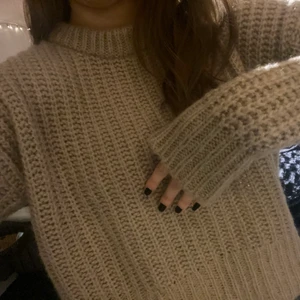 Stickad tröja - En jätte fin beige stickad tröja från nakd. Storleken är xxs men passar jätte bra på mig som är S. Jätte bra skick då den knappt är använd. Säljer på grund av att jag inte får användning av den. Köparen står för frakten!