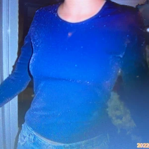 Glittrig top - Så fin glittrig top! Lila med gulligt skimmer i! Köpt på humana second hand och kommer tyvärr inte till användning längre! Kan mötas upp och frakta💖