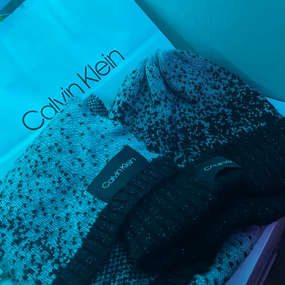 En mössa och en sjal från Calvin Klein. Köpta i en Calvin Klein butik i San Fransisco för 2 år sen. Aldrig använt sjalen men använt mössan 1 gång, inget märkvärdigt. Köpt för 800kr och säljes för 450kr men pris kan disskuteras. Frakt tillkommer ⚡️🖤. Muu.
