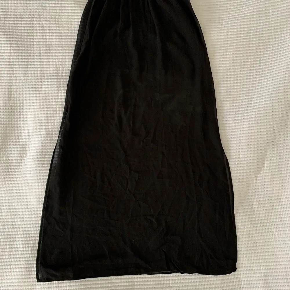 Långkjol från H&M, en kortare underkjol med en överkjol som är lite genomskinlig med slits på båda sidorna! . Kjolar.
