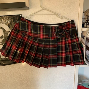 Banned alternative kjol - Min älskade punk kjol </3 som jag tyvärr måste inse är för liten för mig.. mycket använd men i fint skick, saknar dock två ringar i ”spännet” se bild 3. Den perfekta punk kjolen❤️