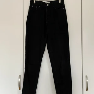 Svarta jeans - Storlek 36