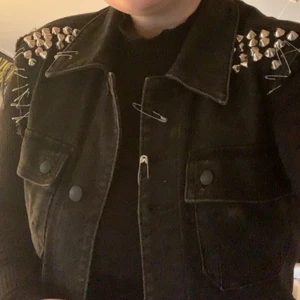 Punk väst - Säljer min egendesignade väst från hollister, jag har klippt av ärmarna och satt dig nitar och säkerhetsnålar. Det är en början till en patchväst. Känner dock att jag inte kommer använda den längre..:/ liten fläck på framsidan (kan skicka bild) men den går säkert bort om man tvättar den