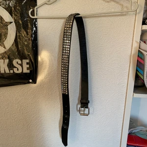 Nitbälte - !paxad! Skärp med nitar, vet inte vart det är ifrån men i gott skick. Kryddar upp din emo eller punk look! 85cm ca S💗