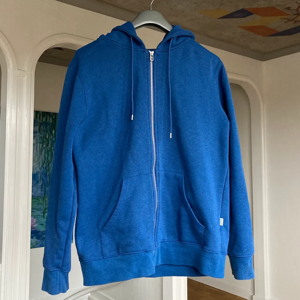 Zip-up hoodie i en fin blå färg som sitter snyggt oversize på mig som är en storlek S. Köparen står för (spårbar) frakt!. Hoodies.