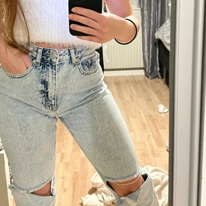 håliga jeans från NAKD ✨ - säljs för 155 kr + frakt! det är mycket slitningar både vid hålen och fötterna, storleken är 34 