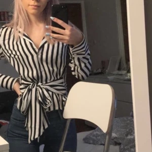 Blus - Säljer pga jag inte använder längre. Bra skick. Storlek: 34. Pris: 50kr + frakt