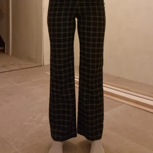 Gröna byxor från Monki, storlek 34 - Monkis "Structured high waist trousers" i storlek 34. Superfina men passar tyvärr inte längre på mig. För referens så är jag 171 och brukar ha storlek s på byxor. Dom är i färgen på sista bilden, andra bilden är endast för att ge byxorna en rättvis bild av hur dom ser ut på. Köpte dom för 350 kr. Dom har inga skador.