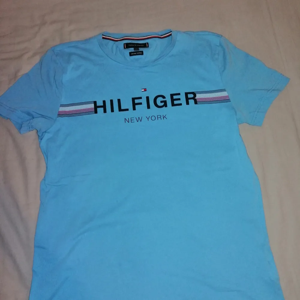 Tommy Hilfiger t-shirt i strl M. Ekologisk bomull. Fint skick. . T-shirts.
