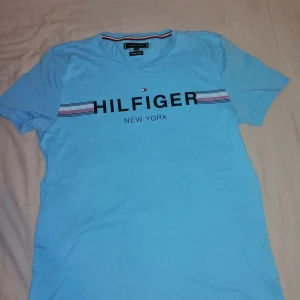 Tommy Hilfiger tshirt M - Tommy Hilfiger t-shirt i strl M. Ekologisk bomull. Fint skick. 