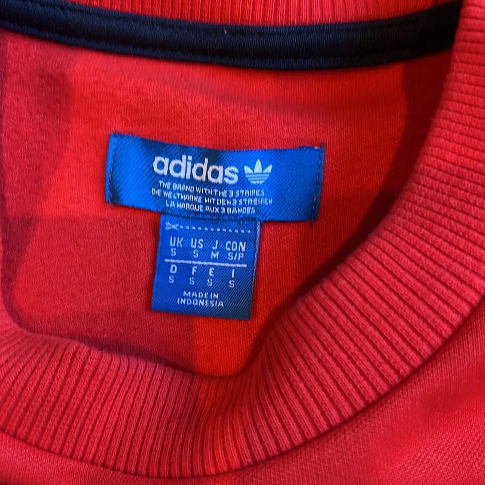 Adidas tröja i storlek M mycket sparsamt använd. Inga defekter osv.. Hoodies.