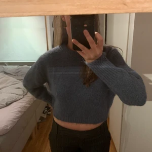 Stickad kort tröja - Säljer min sjukt snygga tröja från zara. Blå stickad och är lite kortare. 