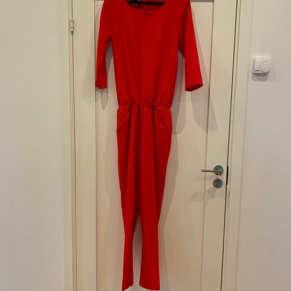 Röd Byxdress / Jumpsuit. Endast använd 1 gång.. Kostymer.