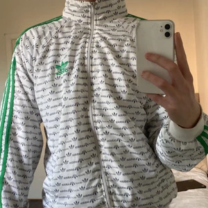 Adidas kofta  - Jag säljer min adidas kofta då jag inte har nån användning för den längre. Funkar fint att träna i men också bara nice att ha på sig 