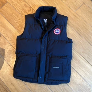 Canada Goose väst - En väldigt sparsamt använd Canada Goose väst. Säljer pga blivit förliten. Strl M