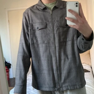 HM vår jacka  - En jättefin små rutig vårjacka från Hm. Funkar inomhus också. Den är ganska tunn men är perfekt för april, maj och sommarkvällar. 