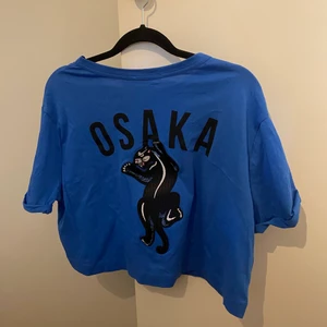 CROPPAD T-shirt - Första bilden är på baksidan av tröjan. Storlek S💖