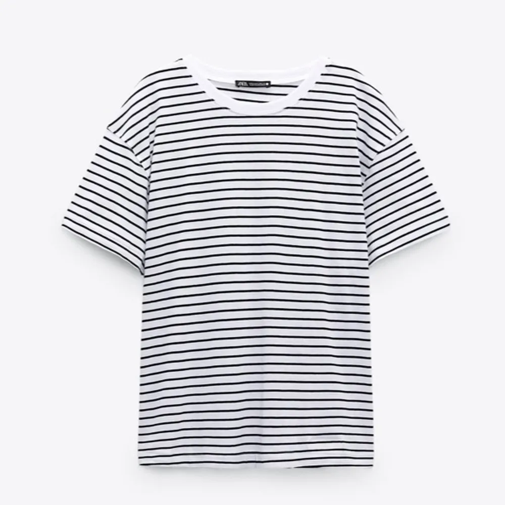 (LÅNAD BILD) Säljer min vitrandiga t-shirt från zara som passar till det mesta! Det är en medium som är ganska liten i storlek passar s-m 💕💕. T-shirts.
