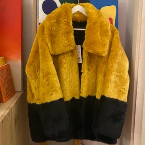FRENCH CONNECTION- Pälsjacka, oanvänd - Slutsåld cool jacka ifrån märket French Connection i gul och svart färg i storlek S, hänger fint på kroppen. Pälsjackan är aldrig använd och prislappen är kvar, välgjord med superfin kvalitet. NYPRIS 2299kr!  Frakten står köparen för!