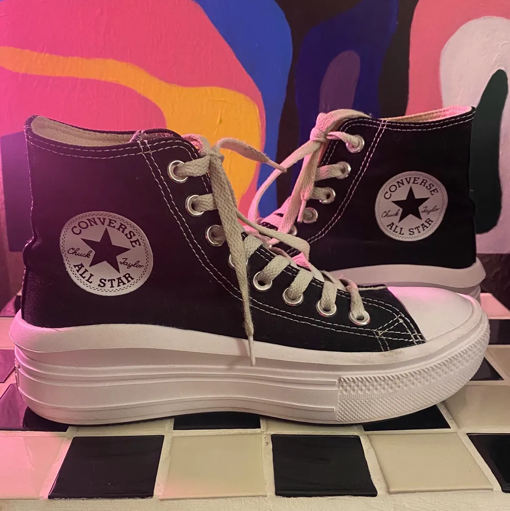 Chuck Taylor Move Converse skor i storlek 37, använda under en kort tid över sommaren. Supersköna och snygga skor!  Köparen står själv för frakten!. Skor.