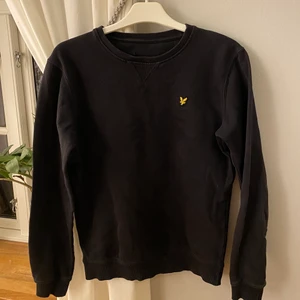 Lail and scott tröja  - Svart Lail and scott sweatshirt, väldigt bra skick. Storlek xs/s