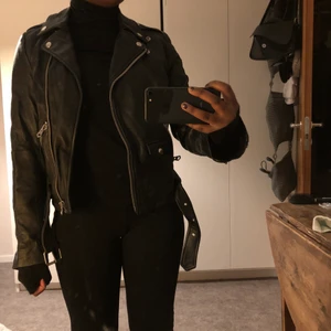 JC skinjacka strl S - Säljer min snygga skin imiterade jacka ifrån JC som jag endast använt ett fåtal gånger. Den är skön att ha på sig och har fina detaljer ❣️ om du har frågor eller vill se mer bilder så är de bara att kontakta mig 🤩    du står för frakten 💛