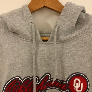 Vintage hoodie - Grå vintage hoodie jag köpt secondhand. Den är i bra skick förutom ett litet hål längst ner, det syns dock inte när man har den på sig:) Den är lite kort på mig som är 183 så skulle säga att den är i storlek M/L.