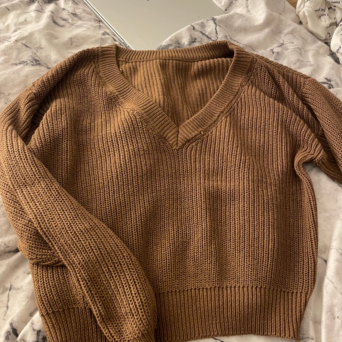 En stickad brun tröja