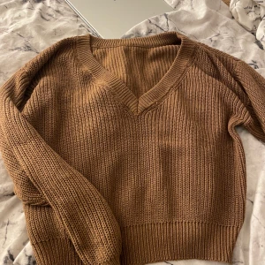 En stickad brun tröja  - En brun stickad tröja storlek S (osäker på frakt)