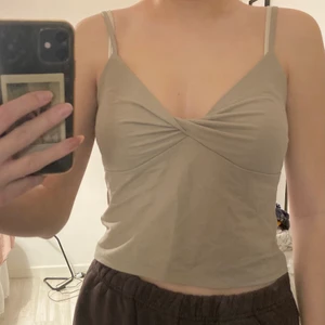 Linne - Beiget linne med detalj i mitten. Skönt material men ganska ostretchigt. Storlek XS men passar mig som är S. Säljer för 90kr+ frakt.