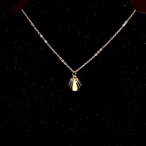 Halsband, snäcka - svart - Halsband i rostfritt stål med emaljerad berlock, svart snäcka🖤 Fri frakt✨