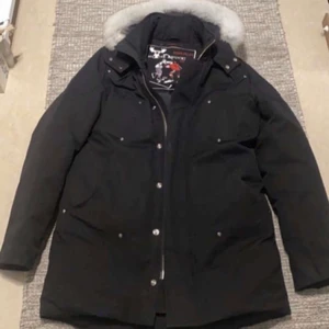 Moose knuckles jacka - Jackan är som ny, köpt förr förra året, har skiftat mycket med jackor så den har bara legat i garderoben. Jag bor i Stockholm, kan både mötas & frakta. Snabb affär gäller på jackan och jackan är i storlek M