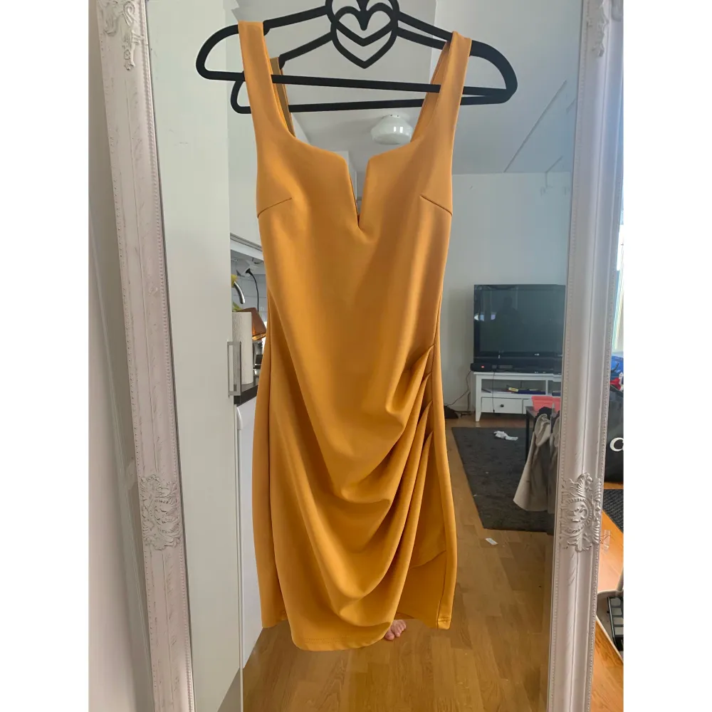 Säljer denna stretchiga gula klänningen från Tigermist! Köpt för 460, säljer för 150! Använd 2 gånger, väldigt bra skick och jättesnygg! Vid brösten är det hårt för att ge pushup så man behöver ej bh till denna! . Klänningar.