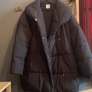 H&M puffer jacka  - Varm vinter jacka från H&M, säljer pga inte min stil. Väldigt fint skick. Stl M. Inkl frakt 