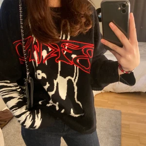 Stickad tröja med motiv  - Säljer nu denna as coola stickade tröjan i nyskick! Använd 1/2 gånger, super bra kvalitet och köpt på weekday. Den är i stil M då jag själv ville få en oversized look, om du som mig också vill detta passar den även dig som är från xs-s. Har du frågor svarar jag mer än gärna på de! ❤️❤️