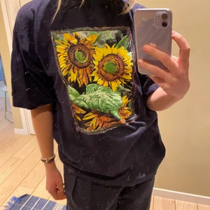 Cool t-shirt  - Cool, mörkblå oversized T-shirt med tryck och vanlig rund krage⭐️  Kan användas till allt! Storlek L. Frakt ingår ej!🥰