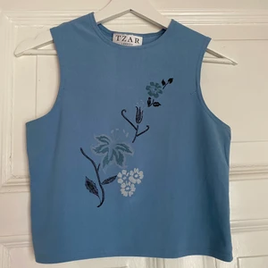 Linne TZAR london  - Säljer ett supergulligt linne från tzar london (vintage) i storlek 14 som motsvarar XL men sitter fint och som ”normalt” på mig som har XS/S Ii tröjor. 