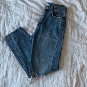 Snygga basic jeans med hål på knäna och små slitningar, Köpta på Gina Tricot! Säljer pga för små/korta för mig och de är i nyskick då de knappast är använda. Vet ej modellen💕säljer för 100 kr + frakt💕