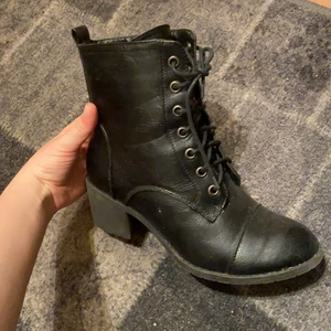 Skitsnygga boots - Snygga boots med snörning och dragkedja från peperoni. Aldrig använda och bara liggandes i garderob då det inte är min stil. Inga defekter och köparen står för frakt💞🥰 storlek 38 men går att snöra åt och då blir det mindre storlek👍🏻
