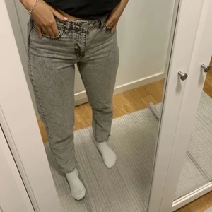 Jeans från gina! - Säljer dessa mom jeans från Gina i storlek 36! Passar bra på mig som är 167 lång⭐️