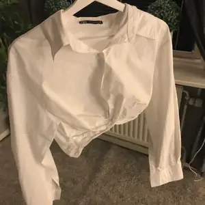 Croppad skjorta från Zara i stolek XS. Aldrig använd. Säljer för 100 kr o köparen står för frakt 