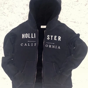 Hollister tröja med fodrad insida - Svart Hollister tröja som är sååå varm pga att den är fodrad. Med luva, dragkedja och rymliga fickor. Storlek S/36. 