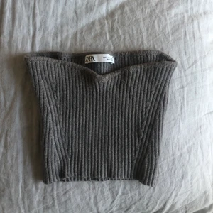 Stickad topp - Säljer denna populära stickade toppen från zara! Superskön o fin, endast använd ett fåtal gånger ❤️‍🔥