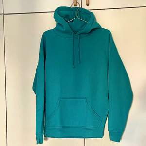 Supermysig hoodie med luva o snören från bikbok! Något mellan grön och turkosblå färg, lite oversized. Inga tecken på att den är använd. Använd en gång endast