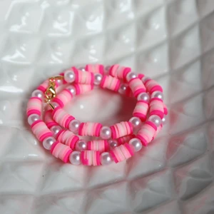 Pink  - Ett super fint halsband i olika rosa nyanser. Gör din outfit till en 10/10 med hjälp av detta snygga halsbandet. Halsbandet är 40cm. Ingår rostfritt spänne och ringödlor så man kan justera det efter önskan.💗
