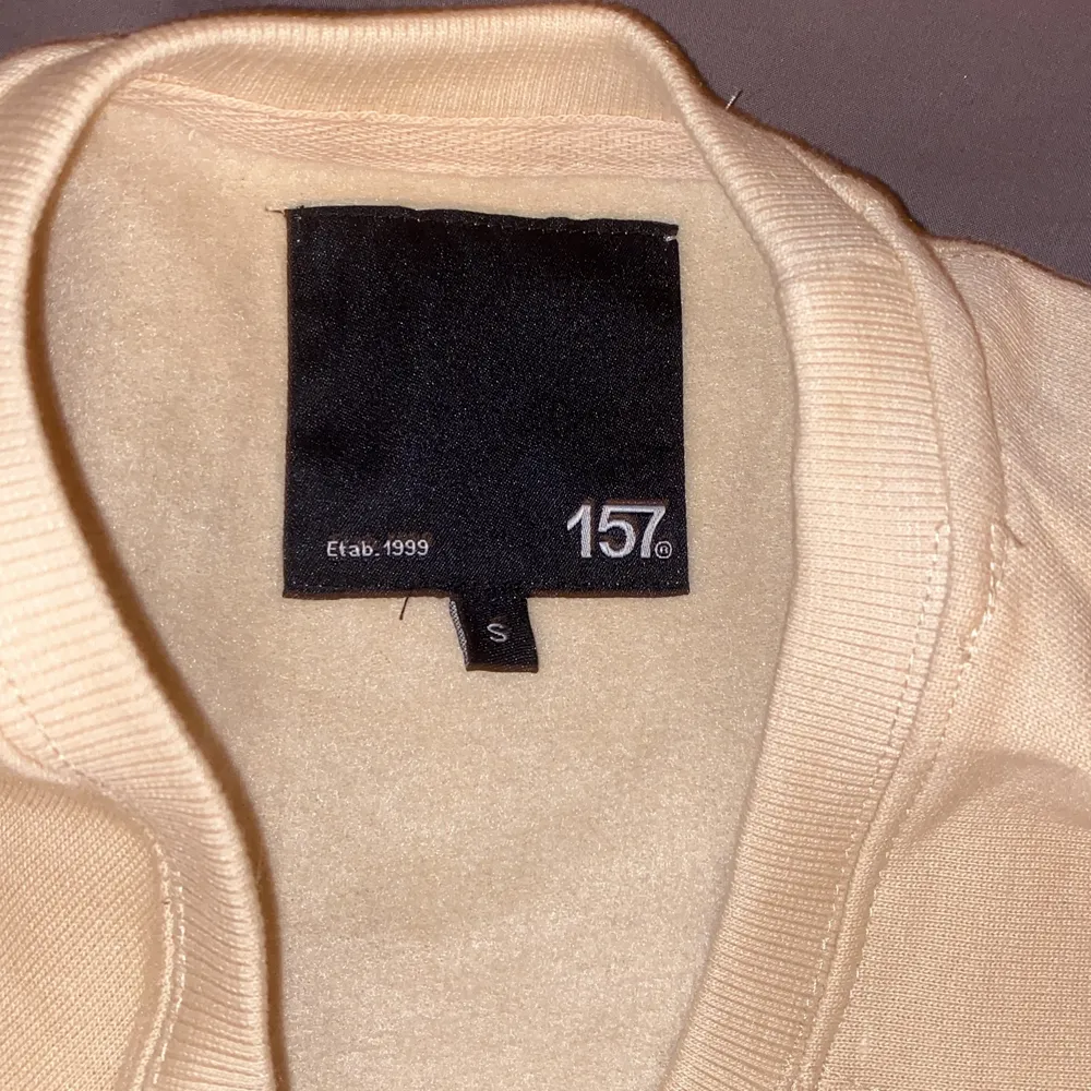 En basic beige tröja i suoerskönt material från lager 157. Lite oversise. Tröjor & Koftor.