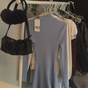 ZARA klänning blå - Helt ny oanvänd zara klänning! Varm cozy men stilren klänning som passar alla vintertillfällen. Den har fin passform och är utsvängd vilket ger en cute look. Färgade håret rött och har inte tyckt att det passar blå kläder..