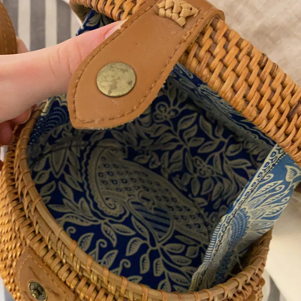 En väska som jag fick av min mamma hon köpte den i Bali för ungefär 200kr och nu säljer jag den för 100kr kan sänka vid snabbt köp🥰 aldrig använt🥰. Väskor.