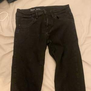 Svarta jeans Storlek: 158cm/12-13Y Bjuder på frakt!